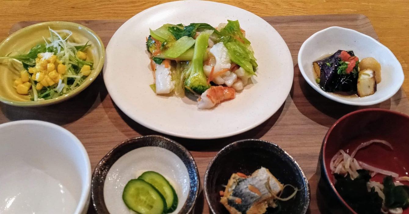 おはようございます今日のランチはコレ️海老とイカの中華あん掛け🥩牛すき鍋風本日もお待ち申し上げ‍♂️‍♀️#東京#吉祥寺#居酒屋#ランチ#お昼ごはん#日替わりランチ#毎日変わるおかず#副菜も色々#炊きたてごはん#海老とイカの中華あん掛け#牛すき鍋風#お刺身#お味噌汁#あぶり処武蔵ランチ#あぶり処武蔵