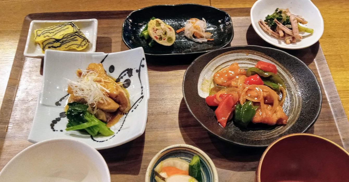 おはようございます今日のランチは勿論コレ️今年一発目の二刀流御膳カレイの煮付け🥩酢豚そして昼飲みのんびりお過ごし下さいませというわけで本日もお待ち申し上げ‍♂️‍♀️#東京#吉祥寺#居酒屋#ランチ#お昼ごはん#日替わりランチ#毎日変わるおかず#副菜も色々 #炊きたてごはん#二刀流御膳#カレイの煮付け#酢豚#お刺身#お味噌汁#昼飲み#ランチビール#日本酒#焼酎#あぶり処武蔵ランチ#あぶり処武蔵昼飲み#あぶり処武蔵