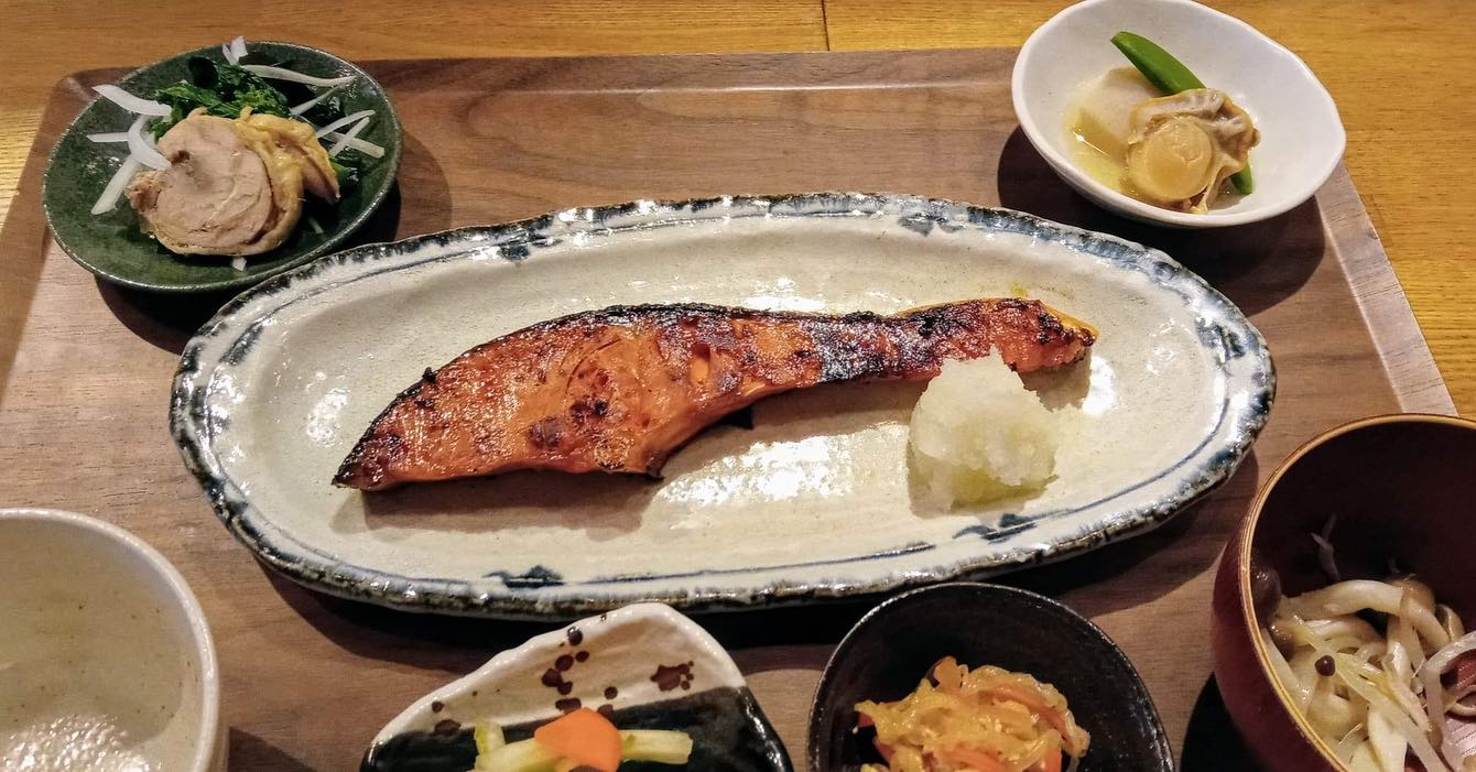 おはようございます年明け一発目のランチはコレ️銀鮭の炭火照り焼き🥩もち豚のカツ煮変わらず対策万全でお待ち申し上げ‍♂️‍♀️#東京#吉祥寺#居酒屋#ランチ#お昼ごはん#日替わりランチ#毎日変わるおかず#副菜も色々#炊きたてごはん#銀鮭の照り焼き#もち豚のカツ煮#お刺身#お味噌汁#あぶり処武蔵ランチ#あぶり処武蔵