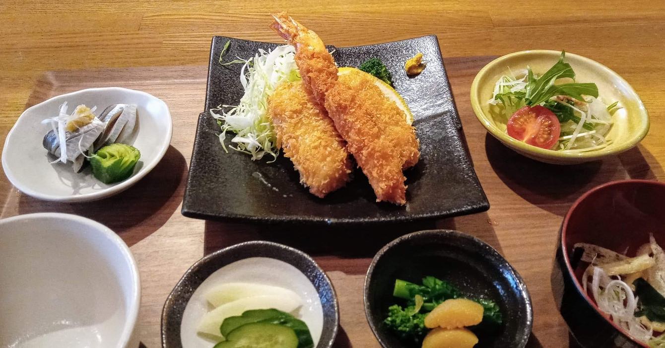 おはようございます今日のランチはコレ️海老フライと蟹クリームコロッケ🥩豚バラ大根煮本日もお待ち申し上げ‍♂️‍♀️#東京#吉祥寺#居酒屋#ランチ#お昼ごはん#日替わりランチ#毎日変わるおかず#副菜も色々#炊きたてごはん#蟹クリームコロッケ#海老フライ#豚バラ大根煮#お刺身#お味噌汁#あぶり処武蔵ランチ#あぶり処武蔵