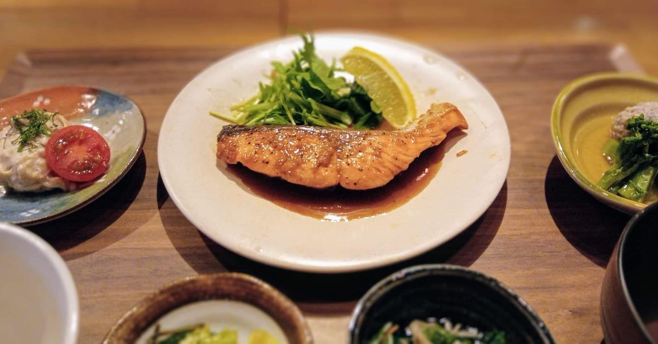 おはようございます今日のランチはコレ️鮭の和風ムニエル🥩豚肉温しゃぶ本日もお待ち申し上げ‍♂️‍♀️#東京#吉祥寺#居酒屋#ランチ#お昼ごはん#日替わりランチ#毎日変わるおかず#副菜も色々#炊きたてごはん#鮭の和風ムニエル#豚肉温しゃぶ#お刺身#お味噌汁#あぶり処武蔵ランチ#あぶり処武蔵
