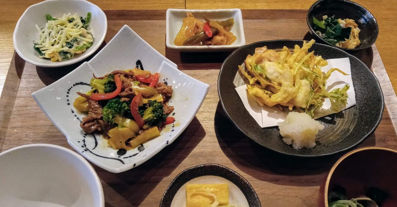 おはようございます今日のランチは勿論コレ️二刀流御膳鱈のかき揚げ🥩牛肉とブロッコリー🥦のオイスター炒めそして昼飲み夜のメニューも出来るものはやりますよというわけでお待ち申し上げ‍♂️‍♀️#東京#吉祥寺#居酒屋#ランチ#お昼ごはん#日替わりランチ#毎日変わるおかず#副菜も色々#炊きたてごはん#二刀流御膳#鱈のかき揚げ#牛肉とブロッコリーのオイスター炒め #お刺身#お味噌汁#昼飲み#ランチビール#日本酒#あぶり処武蔵ランチ#あぶり処武蔵テイクアウト#あぶり処武蔵昼飲み#あぶり処武蔵