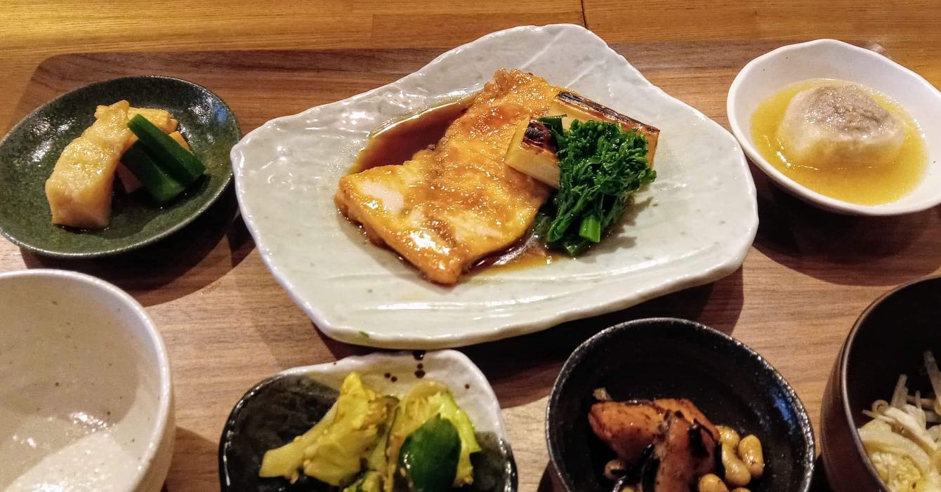 おはようございます今日のランチはコレ️カジキマグロの照り焼🥩じっくり煮込んだビーフシチュー本日もお待ち申し上げ‍♂️‍♀️#東京#吉祥寺#居酒屋#ランチ#お昼ごはん#日替わりランチ#毎日変わるおかず#副菜も色々#炊きたてごはん#カジキマグロの照り焼き#ビーフシチュー#お刺身#お味噌汁#あぶり処武蔵ランチ#あぶり処武蔵テイクアウト#あぶり処武蔵