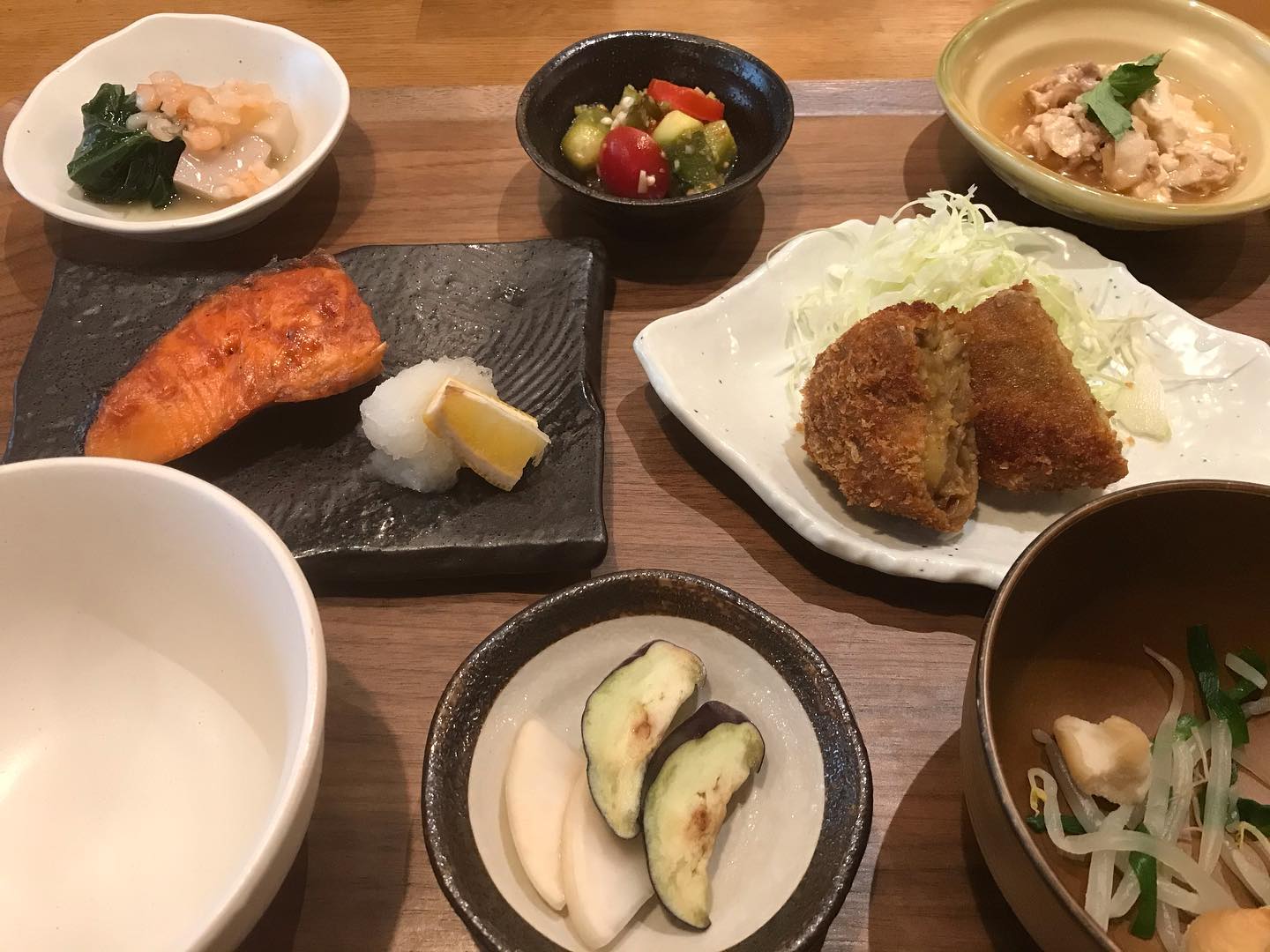 おはようございます今日のランチは勿論コレ️二刀流御膳熟成銀鮭の炭火焼き🥩牛肉カレーコロッケそして昼飲みこんなJAPAN達もワンコインで出しちゃいますというわけで、このコンビでお待ち申し上げ‍♂️‍♂️#東京#吉祥寺#居酒屋#ランチ#お昼ごはん#日替わりランチ#毎日変わるおかず#副菜も色々#炊きたてごはん#二刀流御膳#熟成銀鮭の炭火焼き#牛肉カレーコロッケ#お刺身#お味噌汁#昼飲み#ランチビール#日本酒#ワンコイン#あぶり処武蔵テイクアウト#あぶり処武蔵ランチ#あぶり処武蔵昼飲み#あぶり処武蔵
