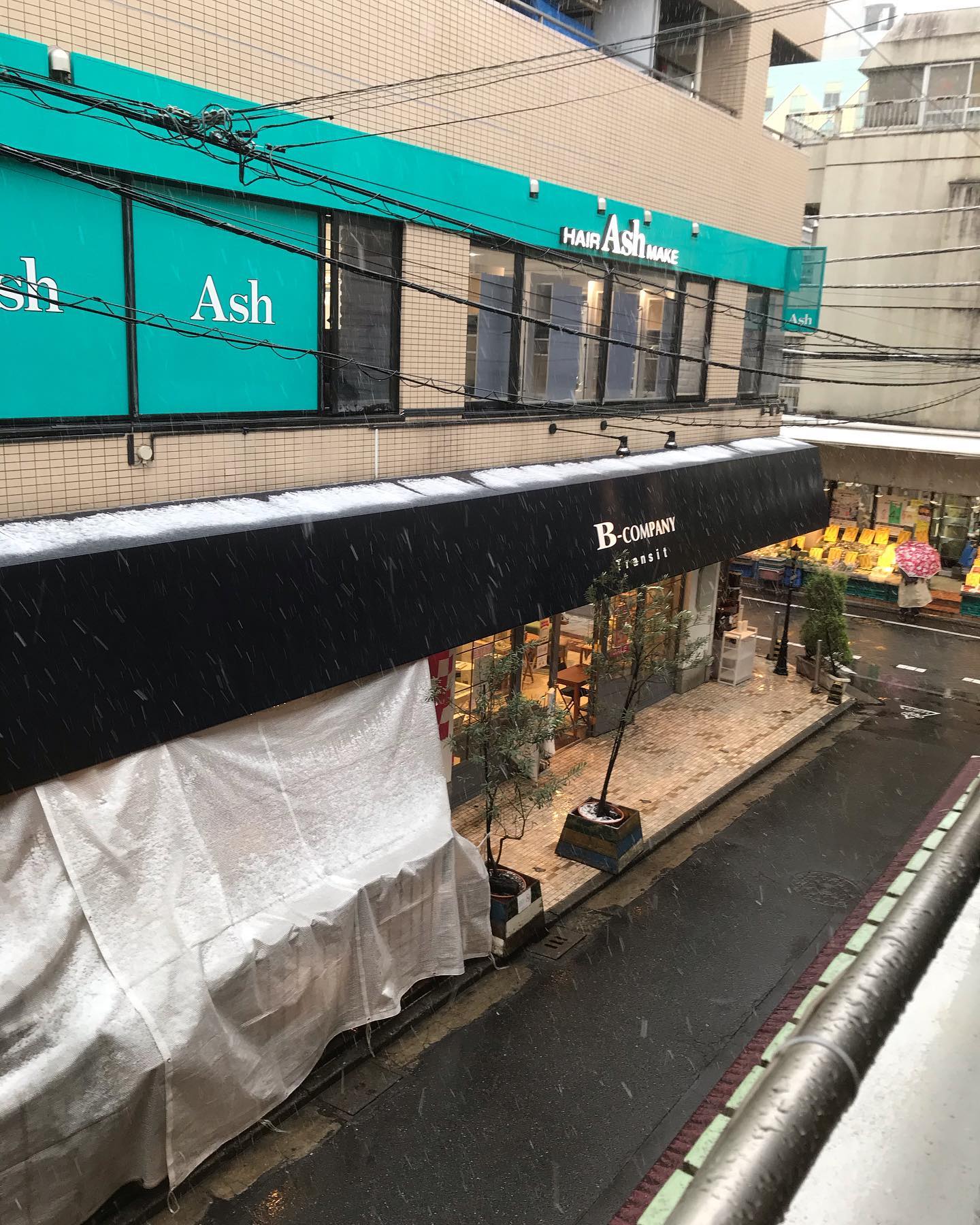 雪国出身の僕にとって、こんなのは雪のうちに入りませんが白いものが積もるならこんなのがいいって事で今日はコレ️而今　にごりざけ濃厚、滑らかクリーミーさすがKing of JAPANというわけで今宵は、昨日久しぶりに記憶が飛んでしまったおじさんがお待ち申し上げ‍♂️‍♂️‍♂️‍♂️‍♀️#東京#吉祥寺#居酒屋#日本酒#日本酒好き#日本酒好きな人と繋がりたい #日本酒好きと繋がりたい #日本酒好き女子 #而今にごりざけ生 #サケディプロマ#あぶり処武蔵