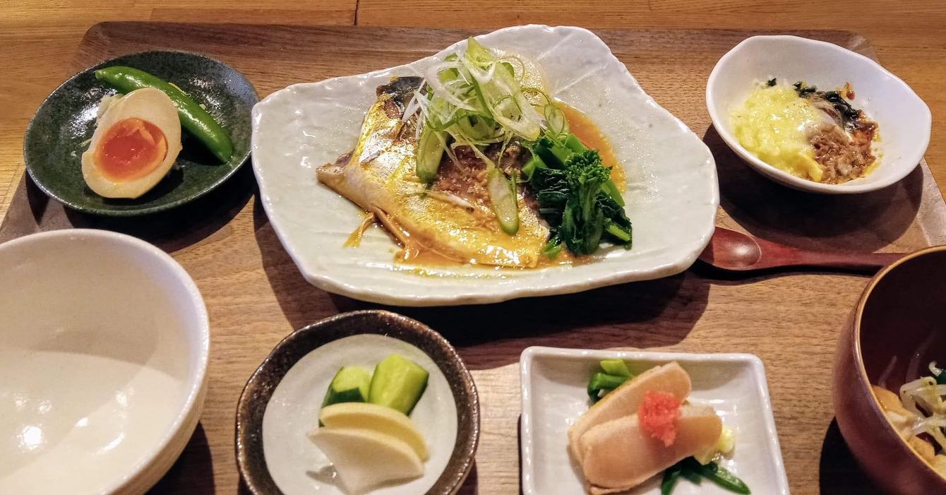 おはようございます今日のランチはコレ️サバの味噌煮🥩豚トロ葉玉葱炒め本日もお待ち申し上げ‍♂️‍♀️#東京#吉祥寺#居酒屋#ランチ#お昼ごはん#日替わりランチ#毎日変わるおかず#副菜も色々#炊きたてごはん#サバの味噌煮#豚トロ#葉玉葱#炒めもの#お刺身#お味噌汁#総菜#テイクアウト#あぶり処武蔵ランチ#あぶり処武蔵テイクアウト#あぶり処武蔵