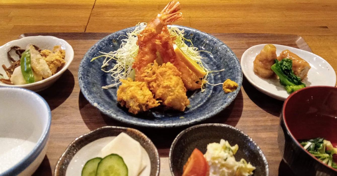おはようございます今日のランチはコレ️海老と牡蠣のフライ🥩和牛のたたき本日もお待ち申し上げ‍♂️‍♀️#東京#吉祥寺#居酒屋#ランチ#お昼ごはん#日替わりランチ#副菜も色々#毎日変わるおかず#炊きたてごはん#海老フライ#カキフライ#和牛のたたき#お刺身#お味噌汁#あぶり処武蔵ランチ#あぶり処武蔵テイクアウト#あぶり処武蔵
