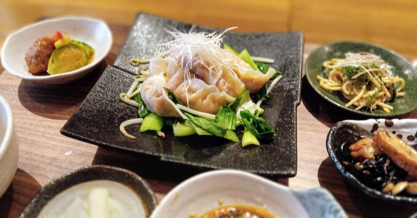 おはようございます2月最初のランチはコレ️海老水餃子🥩ヒレカツ卵とじ本日もお待ち申し上げ‍♂️‍♀️#東京#吉祥寺#居酒屋#ランチ#お昼ごはん#日替わりランチ#毎日変わるおかず#副菜も色々#炊きたてごはん#海老水餃子#ヒレカツ卵とじ#お刺身#お味噌汁#あぶり処武蔵テイクアウト#あぶり処武蔵ランチ#あぶり処武蔵