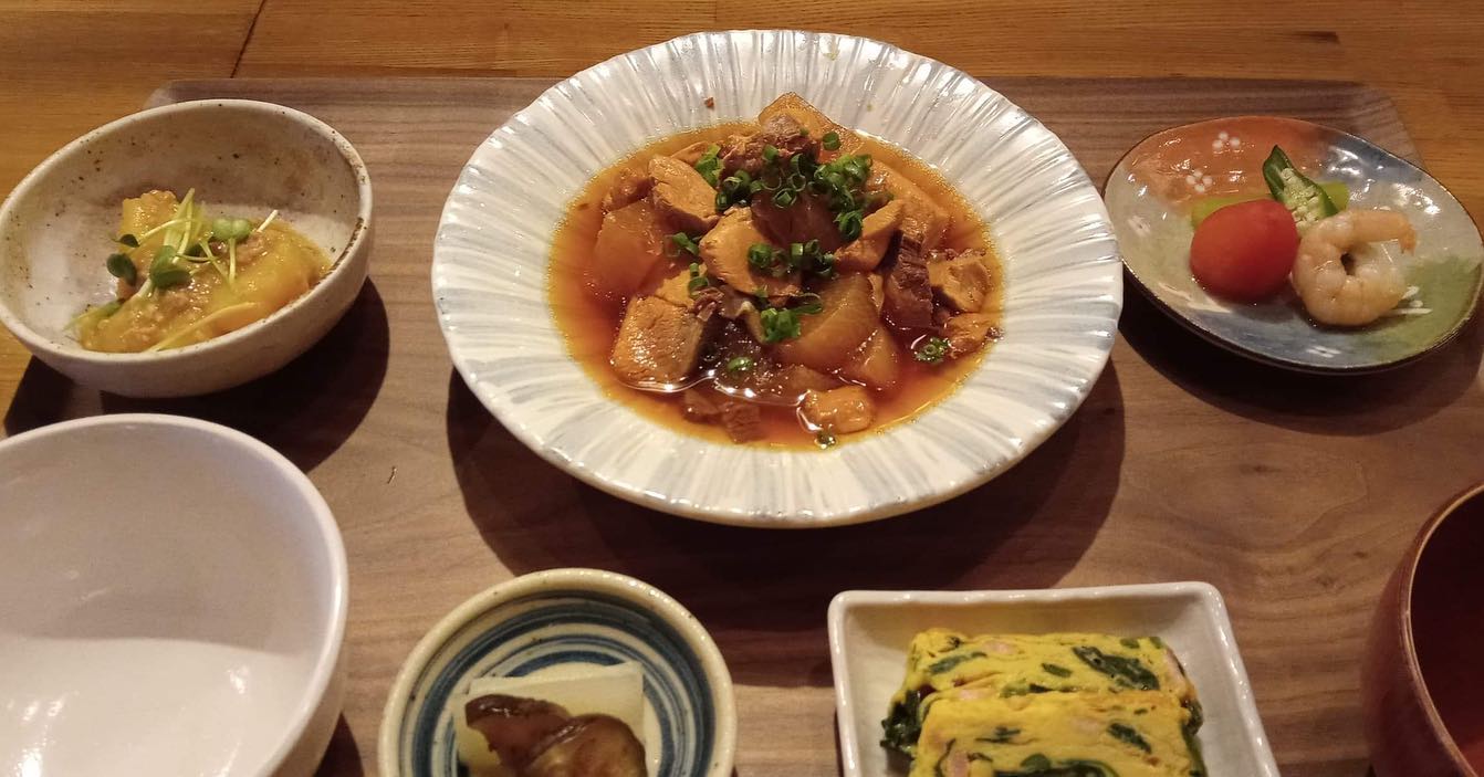 おはようございます今日のランチはコレ️ブリ大根🥩鶏の唐揚げそして本日は夜の営業はお休みを頂きますので、ランチに全力投球昼飲みというわけでお待ち申し上げ‍♂️‍♂️‍♀️#東京#吉祥寺#居酒屋#ランチ#お昼ごはん#日替わりランチ#毎日変わるおかず#副菜も色々#炊きたてごはん#ブリ大根#鶏の唐揚げ#お刺身#お味噌汁#昼飲み#ランチビール#あぶり処武蔵ランチ#あぶり処武蔵テイクアウト#あぶり処武蔵昼飲み#あぶり処武蔵