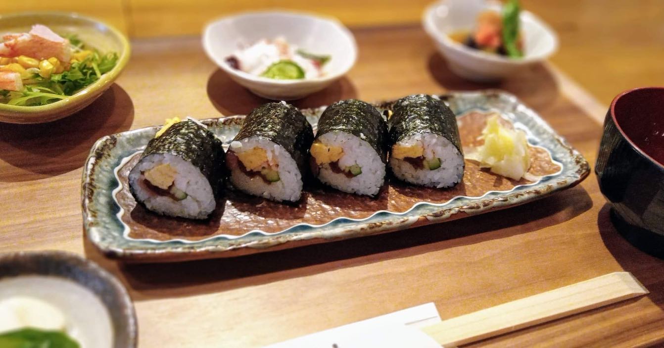 おはようございます今日は節分という事でコレ️恵方巻き🥩ホイコーロー本日もお待ち申し上げ‍♂️‍♀️#東京#吉祥寺#居酒屋#ランチ#お昼ごはん#日替わりランチ#毎日変わるおかず#副菜も色々#恵方巻き#ホイコーロー#お刺身#お味噌汁#あぶり処武蔵テイクアウト#あぶり処武蔵ランチ#あぶり処武蔵