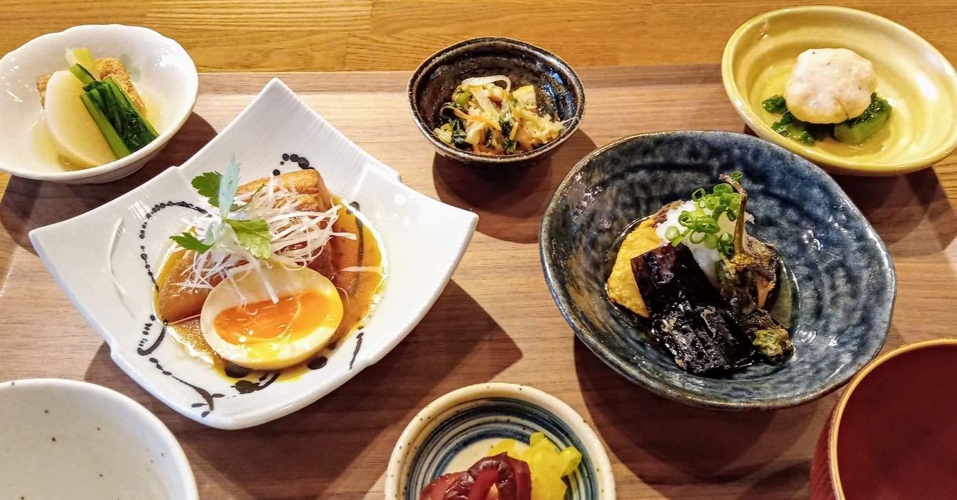 おはようございます今日のランチは勿論コレ️二刀流御膳サワラの揚げ出し🥩豚の角煮そして昼飲みゆっくりお過ごし下さいませというわけで本日もお待ち申し上げ‍♂️‍♀️#東京#吉祥寺#居酒屋#ランチ#お昼ごはん#日替わりランチ#毎日変わるおかず#副菜も色々#炊きたてごはん#サワラの揚げ出し#豚の角煮#お刺身#お味噌汁#昼飲み#ランチビール#総菜テイクアウト#あぶり処武蔵テイクアウト#あぶり処武蔵ランチ#あぶり処武蔵昼飲み#あぶり処武蔵