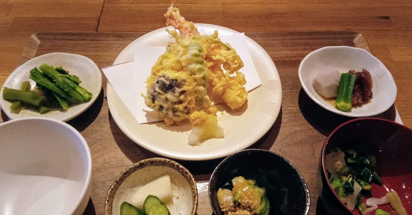 おはようございます今日のランチはコレ️天ぷら盛り合わせ(海老、穴子、野菜)🥩牛ハラミステーキ本日もお待ち申し上げ‍♂️‍♀️#東京#吉祥寺#居酒屋#ランチ#お昼ごはん#日替わりランチ#毎日変わるおかず#副菜も色々#天ぷら盛り合わせ#ステーキ#お刺身#お味噌汁#あぶり処武蔵ランチ#あぶり処武蔵テイクアウト#あぶり処武蔵