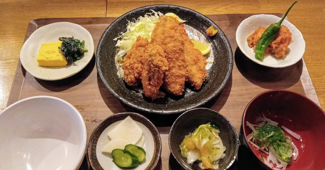 おはようございます今日のランチはコレ️アジと牡蠣のフライ🥩チキンステーキ本日もお待ち申し上げ‍♂️‍♀️#東京#吉祥寺#居酒屋#ランチ#お昼ごはん#日替わり#毎日変わるおかず#副菜も色々#炊きたてごはん#アジフライ#カキフライ#ステーキ#お刺身#お味噌汁#あぶり処武蔵ランチ#あぶり処武蔵