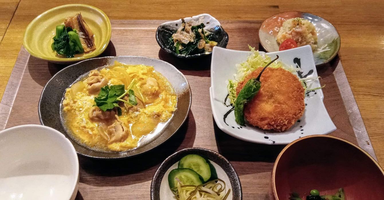 おはようございます今日のランチは勿論コレ️二刀流御膳海老カツ🥩鶏の親子煮そして昼飲み天気も良いですし、今日もし僕が休みなら間違いなくしますね🤔というわけで本日もお待ち申し上げ‍♂️‍♂️‍♀️#東京#吉祥寺#居酒屋#ランチ#お昼ごはん#日替わりランチ#毎日変わるおかず#副菜も色々#炊きたてごはん#海老カツ#鶏の親子煮#お刺身#お味噌汁#昼飲み#ランチビール#日本酒#あぶり処武蔵ランチ#あぶり処武蔵テイクアウト#あぶり処武蔵お弁当#あぶり処武蔵昼飲み#あぶり処武蔵