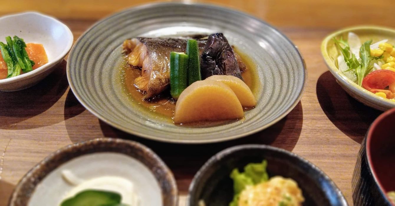 おはようございます今日のランチはコレ️銀鱈の煮付け🥩豚ロースカツ本日もお待ち申し上げ‍♂️‍♀️#東京#吉祥寺#ランチ#お昼ごはん#日替わり#毎日変わるおかず#副菜も色々#炊きたてごはん#銀鱈の煮付け#豚ロースカツ#お刺身#お味噌汁#あぶり処武蔵テイクアウト#あぶり処武蔵お弁当#あぶり処武蔵ランチ#あぶり処武蔵