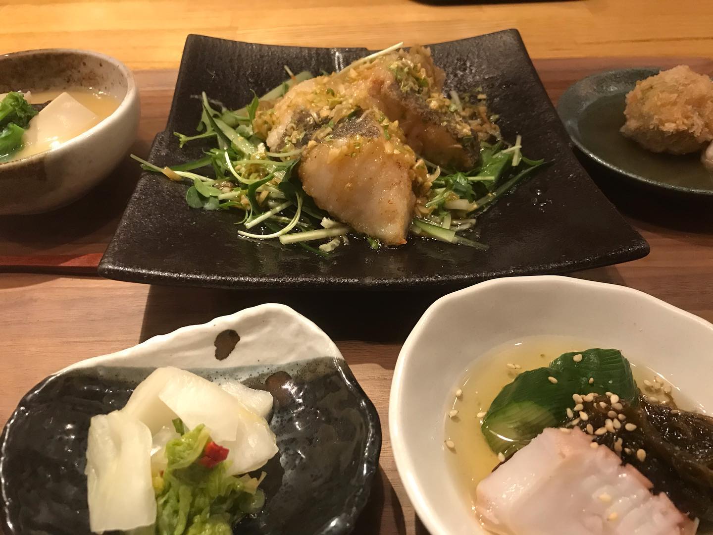 おはようございます今日のランチはコレ️真鱈の唐揚げ香味ソース掛け🥩煮込みハンバ〜〜〜グ雨️でもお待ち申し上げ‍♂️‍♀️#東京#吉祥寺#居酒屋#ランチ#お昼ごはん#日替わりランチ#毎日変わるおかず#副菜も色々#炊きたてごはん#真鱈の唐揚げ香味ソース掛け#煮込みハンバーグ#お刺身#お味噌汁#あぶり処武蔵ランチ#あぶり処武蔵テイクアウト#あぶり処武蔵お弁当#あぶり処武蔵