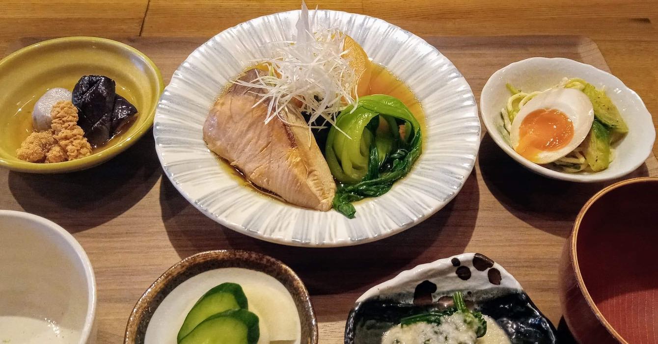 おはようございます今日のランチはコレ️ブリ大根🥩和風ローストビーフ本日もお待ち申し上げ‍♂️‍♀️#東京#吉祥寺#居酒屋#ランチ#お昼ごはん#日替わりランチ#毎日変わるおかず#副菜も色々#炊きたてごはん#ブリ大根#ローストビーフ#お刺身#お味噌汁#あぶり処武蔵ランチ#あぶり処武蔵テイクアウト#あぶり処武蔵お弁当#あぶり処武蔵