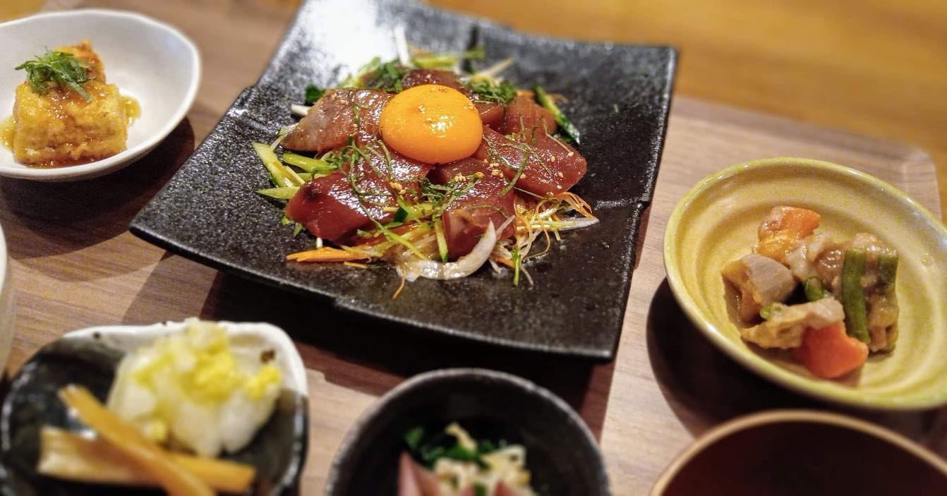 おはようございます今日のランチはコレ️カツオのユッケ🥩豚ロース味噌漬け焼き本日もお待ち申し上げ‍♂️‍♀️#東京#吉祥寺#居酒屋#ランチ#お昼ごはん#日替わりランチ#毎日変わるおかず#副菜も色々#炊きたてごはん#カツオのユッケ#豚ロース味噌漬け焼き#お刺身#お味噌汁#あぶり処武蔵ランチ#あぶり処武蔵