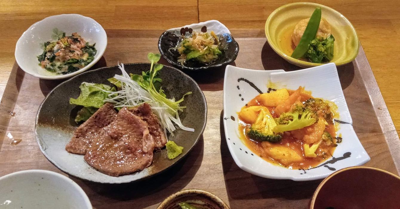 おはようございます今日のランチは勿論コレ️二刀流御膳海老とイカのチリソース炒め🥩牛ミスジ焼き肉そして昼飲みゆったりお過ごし下さいませというわけで本日もお待ち申し上げ‍♂️‍♀️#東京#吉祥寺#居酒屋#ランチ#お昼ごはん#日替わりランチ#毎日変わるおかず#副菜も色々#炊きたてごはん#二刀流御膳#海老とイカのチリソース炒め#牛ミスジ焼き肉#お刺身#お味噌汁#昼飲み#ランチビール#日本酒#あぶり処武蔵