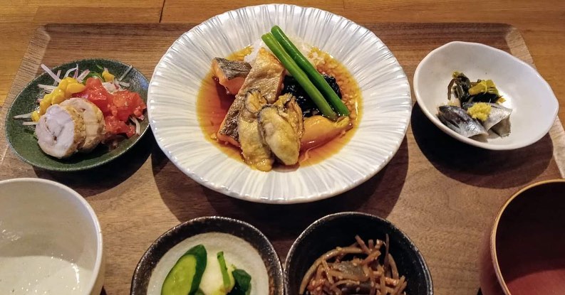 おはようございます今日のランチはコレ️本鱒と牡蠣の揚げ出し真鯛のかぶと煮(限定4食)🥩角煮酢豚本日もお待ち申し上げ‍♂️‍♀️#東京#吉祥寺#居酒屋#ランチ#お昼ごはん#日替わりランチ#毎日変わるおかず#副菜も色々#炊きたてごはん#真鯛のかぶと煮#本鱒と牡蠣の揚げ出し#角煮酢豚#お刺身#お味噌汁#あぶり処武蔵ランチ#あぶり処武蔵