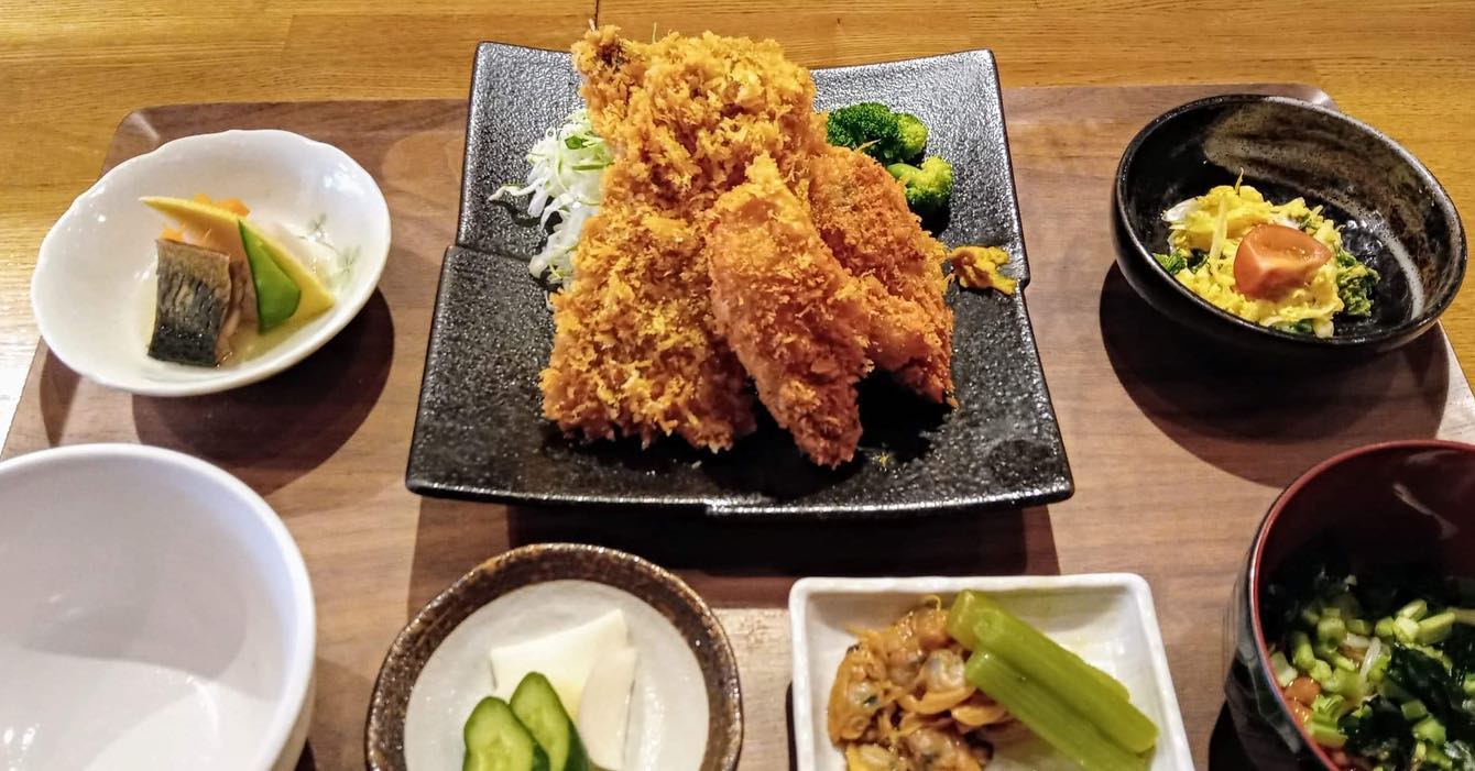 おはようございます今日のランチはコレ️アジと牡蠣のフライ🥩和牛サガリ焼き肉本日もお待ち申し上げ‍♂️‍♀️#東京#吉祥寺#居酒屋#ランチ#お昼ごはん#日替わりランチ#炊きたてごはん#毎日変わるおかず#副菜も色々#牡蠣フライ#アジフライ#和牛サガリ#お刺身#お味噌汁#あぶり処武蔵ランチ#あぶり処武蔵