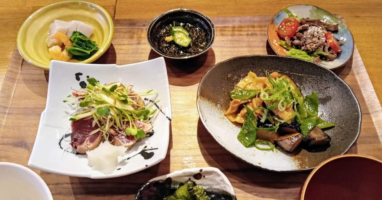 おはようございます今日のランチは勿論コレ️二刀流御膳カツオのたたき🥩豚肉と野菜の味噌炒めそして昼飲み本日もお待ち申し上げ‍♂️‍♀️#東京#吉祥寺#居酒屋#ランチ#お昼ごはん#日替わりランチ#毎日変わるおかず#副菜も色々#炊きたてごはん#カツオのたたき#豚肉と野菜の味噌炒め#お刺身#お味噌汁#あぶり処武蔵ランチ#あぶり処武蔵