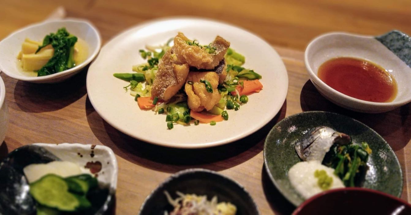 おはようございます今日のランチはコレ️アイナメの唐揚げ🥩牛角煮本日もお待ち申し上げ‍♂️‍♀️#東京#吉祥寺#居酒屋#ランチ#お昼ごはん#日替わり#毎日変わるおかず#副菜も色々#炊きたてごはん#アイナメの唐揚げ#牛角煮#お刺身#お味噌汁#あぶり処武蔵ランチ#あぶり処武蔵