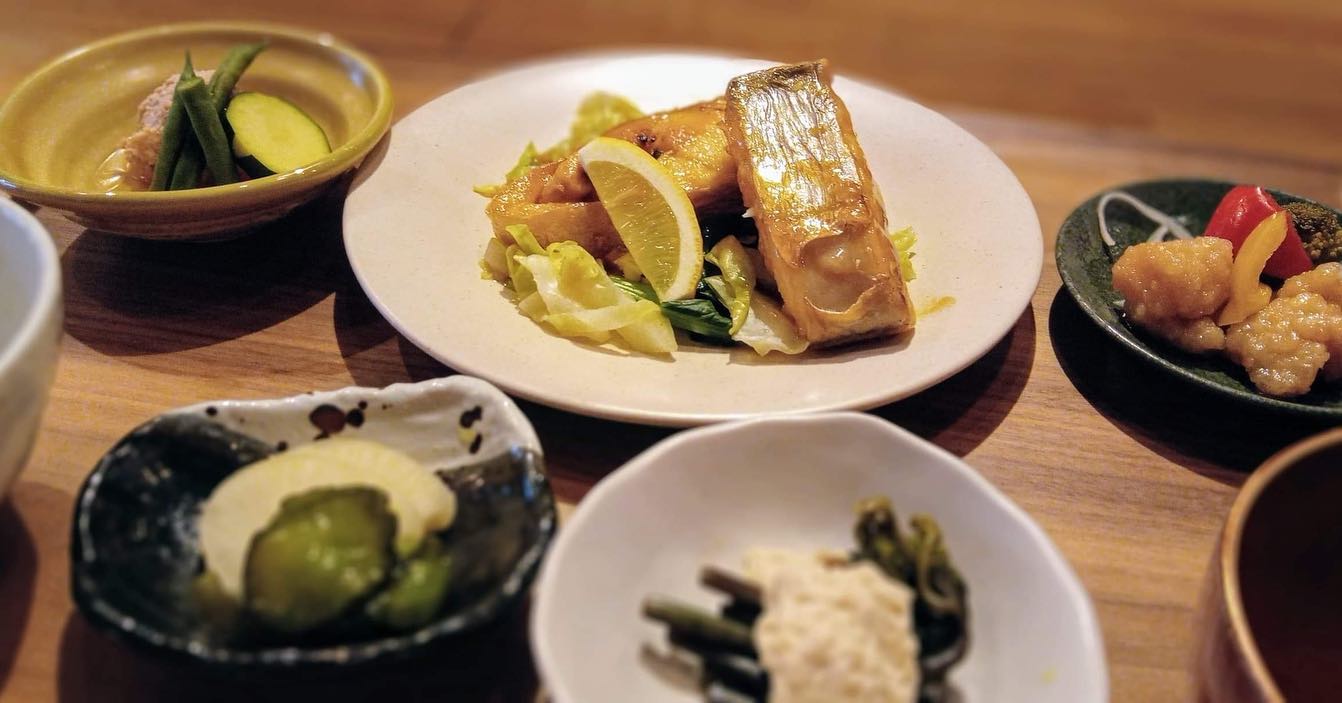 おはようございます今日のランチはコレ️太刀魚のバター醤油焼き🥩タンドリーチキン本日もお待ち申し上げ‍♂️‍♀️#東京#吉祥寺#居酒屋#ランチ#お昼ごはん#日替わり#毎日変わるおかず#副菜も色々#炊きたてごはん#太刀魚のバター醤油焼き#タンドリーチキン#お刺身#お味噌汁#あぶり処武蔵ランチ#あぶり処武蔵