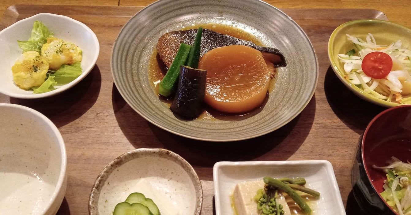 おはようございます今日のランチはコレ️銀鱈の煮付け🥩豚ロースカツ煮本日もお待ち申し上げ‍♂️‍♀️#東京#吉祥寺#居酒屋#ランチ#お昼ごはん#日替わり#毎日変わるおかず#副菜も色々#炊きたてごはん#銀鱈の煮付け#豚ロースカツ煮#お刺身#お味噌汁#あぶり処武蔵ランチ#あぶり処武蔵