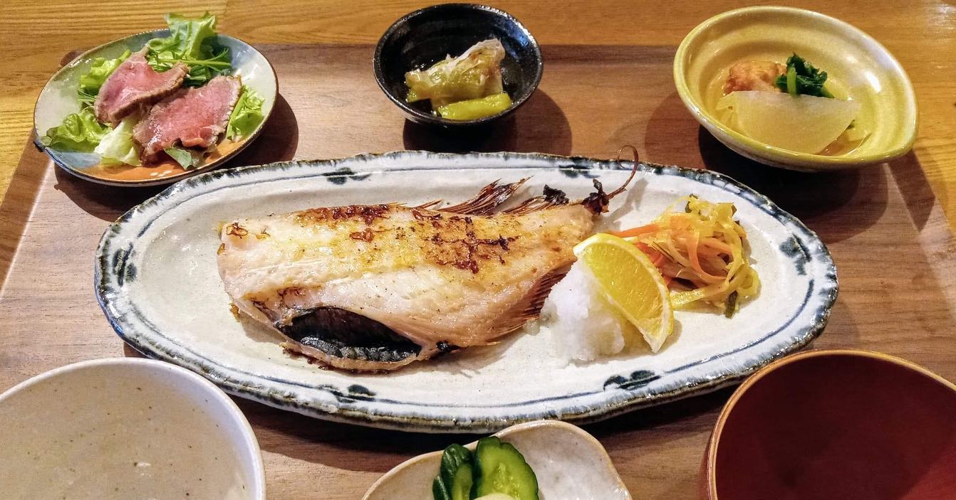 おはようございます今日のランチはコレ️赤魚の粕漬け炭火焼き🥩鶏の揚げおろし本日もお待ち申し上げ‍♂️‍♀️#東京#吉祥寺#居酒屋#ランチ#お昼ごはん#日替わりランチ#毎日変わるおかず#副菜も色々#炊きたてごはん#赤魚の粕漬け炭火焼き#鶏の揚げおろし#お刺身#お味噌汁#あぶり処武蔵ランチ#あぶり処武蔵