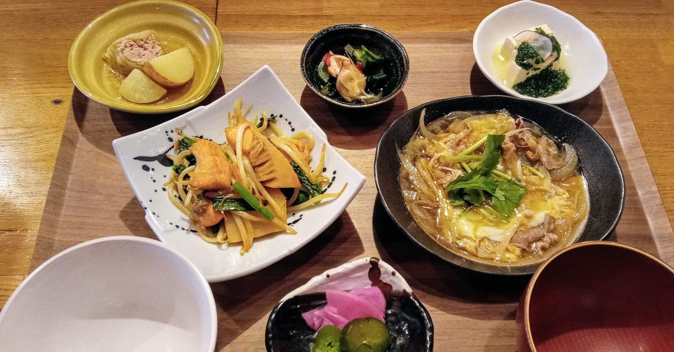 おはようございます今日のランチは勿論コレ️二刀流御膳鮭と筍の野菜炒め🥩牛肉の柳川風と、その前に昼飲みはいかがでしょう️お刺身のちょい盛りをあてにランチビールからのランチJAPANというわけで本日もお待ち申し上げ‍♂️‍♀️#東京#吉祥寺#居酒屋#ランチ#お昼ごはん#日替わりランチ#毎日変わるおかず#副菜も色々#炊きたてごはん#二刀流御膳#鮭と筍の野菜炒め#牛肉の柳川風#お刺身#お味噌汁#とろろ#納豆#トッピング#昼飲み#ランチビール#あぶり処武蔵ランチ#あぶり処武蔵昼飲み#あぶり処武蔵
