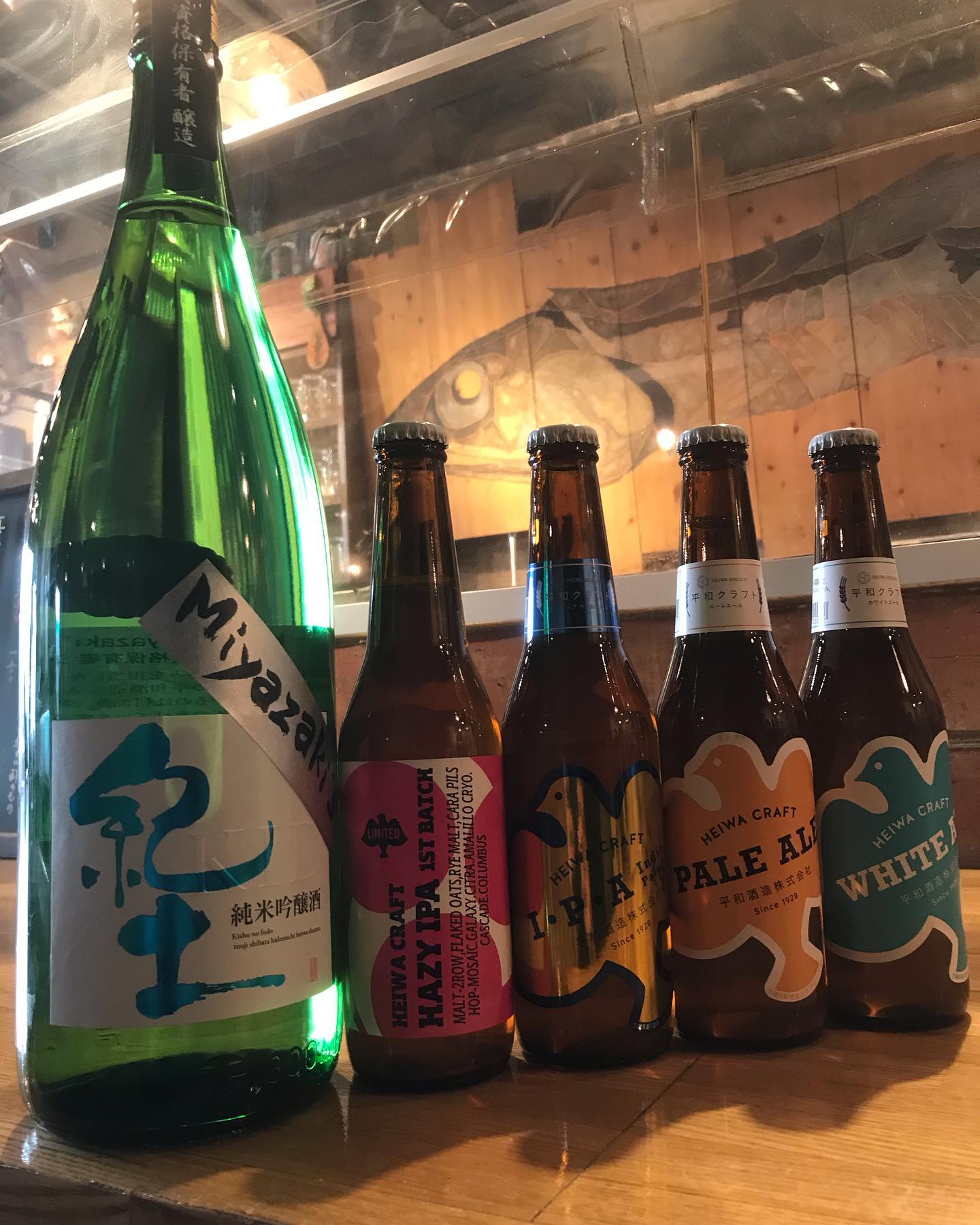 本日のランチも本当に多くの方々にお越し頂き、また、多くのお弁当の注文も頂きました‍♂️何かとまた暗い方に流れていきそうな感じですが、チーム武蔵は変わらずやるべき事をしっかりやって日々頑張っていきたいと思いますまぁ、気分が良いので️今日はコレ️平和クラフトビール&紀土-KID-Miyazaki'sShibata'sじゃないの杜氏さんの名前がはいったスペシャルバージョン何と、平和酒造さんには杜氏の柴田さん以外に杜氏資格を持っている方が二人いるそうで、第一弾の特別醸造酒です️今日届いたばかりなので僕もまだ飲んでません仕事終わりにアツシくんに見つからない様に飲みたいと思います🤫というわけで今宵は、第二弾の特別醸造酒も待ち遠しいおじさんがお待ち申し上げ‍♂️‍♂️‍♂️‍♂️‍♂️#東京#吉祥寺#日本酒#日本酒好き#日本酒好きな人と繋がりたい #日本酒好きと繋がりたい #日本酒好き女子 #クラフトビール#平和酒造#平和クラフトビール#紀土#KID#紀土miyazaki's#サケディプロマ#あぶり処武蔵