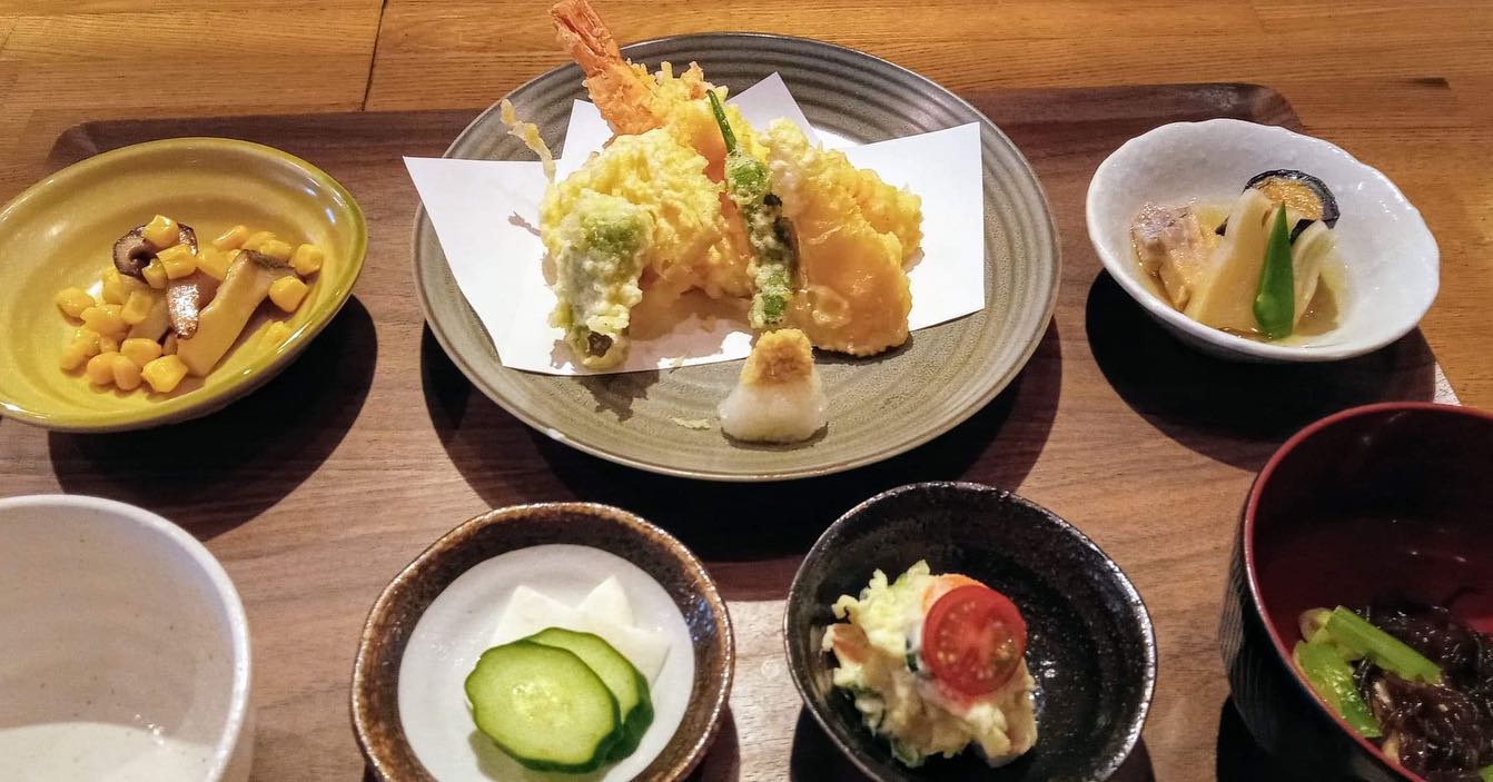 おはようございます今日のランチはコレ️天ぷら盛り合わせ(海老、穴子、チーズ、野菜)🥩牛たたき本日もお待ち申し上げ‍♂️‍♀️#東京#吉祥寺#居酒屋#ランチ#お昼ごはん#日替わりランチ#毎日変わるおかず#副菜も色々#炊きたてごはん#天ぷら盛り合わせ#牛たたき#お刺身#お味噌汁#あぶり処武蔵ランチ#あぶり処武蔵