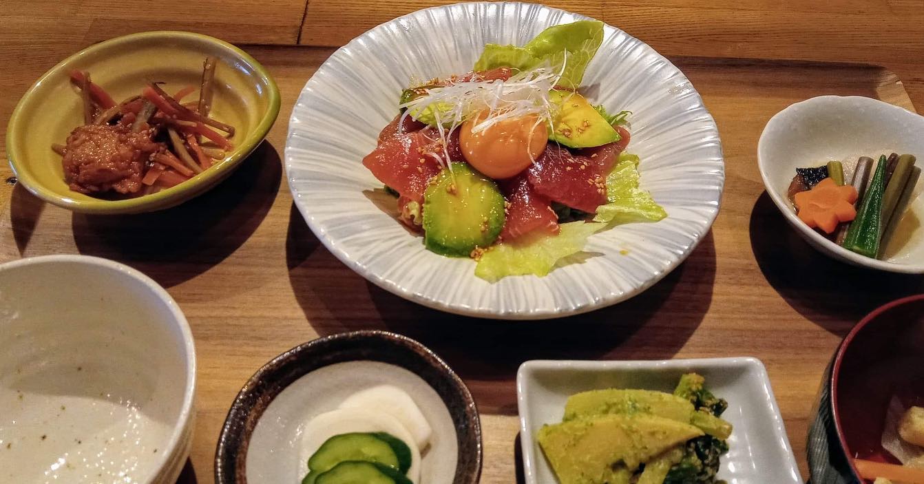 おはようございます今日のランチはコレ️マグロのユッケ🥩和風ハンバ〜〜〜グ本日もお待ち申し上げ‍♂️‍♀️#東京#吉祥寺#居酒屋#ランチ#お昼ごはん#日替わりランチ#毎日変わるおかず#副菜も色々#炊きたてごはん#マグロのユッケ#和風ハンバーグ#お刺身#お味噌汁#あぶり処武蔵ランチ#あぶり処武蔵