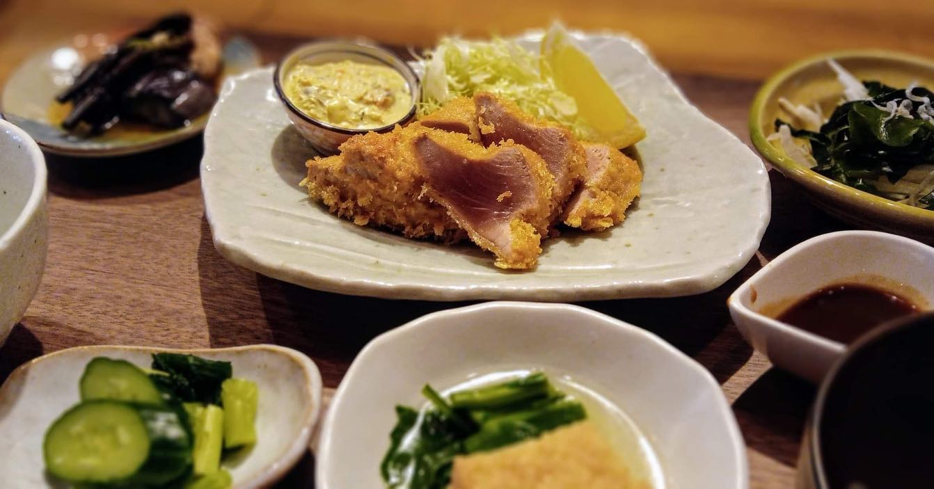 おはようございます今日のランチはコレ️初ガツオのレアカツ🥩豚ロース味噌漬け炭火焼き本日もお待ち申し上げ‍♂️‍♀️#東京#吉祥寺#居酒屋#ランチ#お昼ごはん#日替わりランチ#毎日変わるおかず#副菜も色々#炊きたてごはん#初ガツオのレアカツ#豚ロース味噌漬け炭火焼き#お刺身#お味噌汁#あぶり処武蔵ランチ#あぶり処武蔵