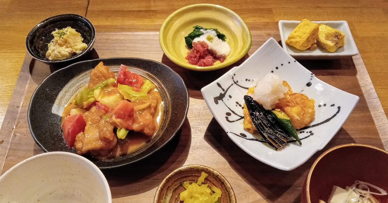 おはようございます今日のランチは勿論コレ️二刀流御膳白身魚の揚げ出し🥩鶏肉とトマトのマヨ炒めそして昼飲みゆっくりお過ごし下さいませというわけで雨️でもお待ち申し上げ‍♂️‍♀️#東京#吉祥寺#居酒屋#ランチ#お昼ごはん#日替わりランチ#毎日変わるおかず#副菜も色々#炊きたてごはん#揚げ出し#鶏肉とトマトのマヨ炒め#お刺身#お味噌汁#ランチビール#昼飲み#あぶり処武蔵ランチ#あぶり処武蔵昼飲み#あぶり処武蔵