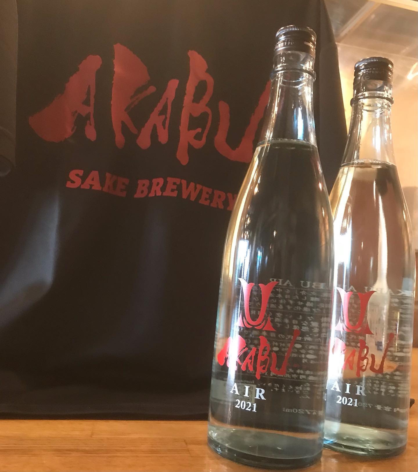 今日は絶対コレ️AKABU  AIRハーブを思わせる香りと青みのある柑橘系な清涼感原酒で低アル12度というのも実に優しいさすが龍之介そして、インスタフォロー10000人記念のAKABU新Tシャツ勿論僕も10000人の中の一人️古舘社長から頂いた旧Tと新Tを両方持っているのはそうそういないかと🤔というわけで今宵は、AKABUの新Tシャツを着た歩くAKABUの広告塔おじさんがお待ち申し上げ‍♂️‍♂️‍♂️‍♂️‍♀️#東京#吉祥寺#居酒屋#日本酒#日本酒好き#日本酒好きな人と繋がりたい #日本酒好きと繋がりたい #日本酒好き女子 #赤武酒造#akabuair #akabutシャツ #サケディプロマ#あぶり処武蔵
