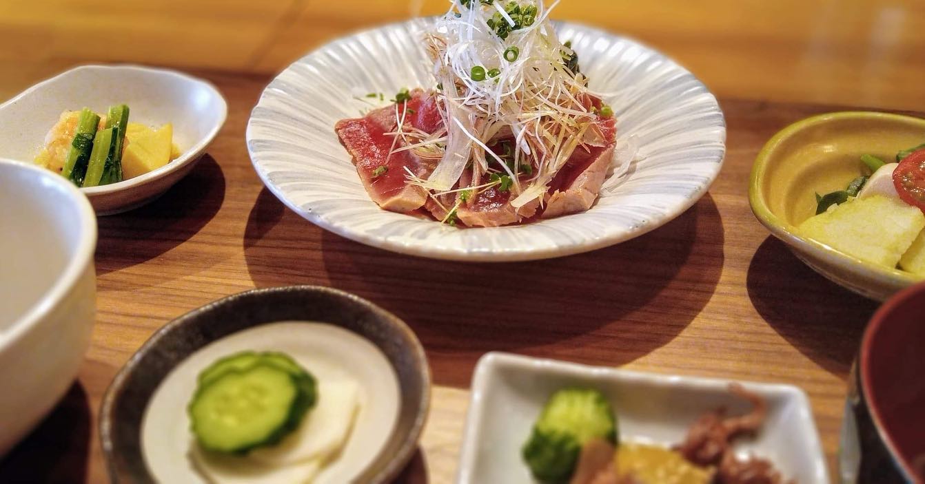 おはようございます今日のランチはコレ️マグロのたたき🥩鶏肉竜田揚げ本日もお待ち申し上げ‍♂️‍♀️#東京#吉祥寺#居酒屋#ランチ#お昼ごはん#日替わりランチ#毎日変わるおかず#副菜も色々#炊きたてごはん#マグロのたたき#鶏肉竜田揚げ#お刺身#お味噌汁#あぶり処武蔵ランチ#あぶり処武蔵