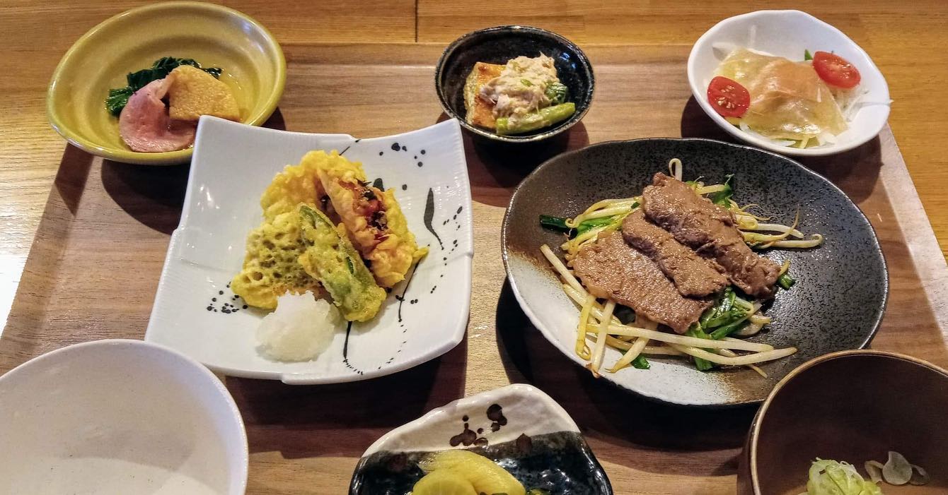 おはようございます今日のランチは勿論コレ️二刀流御膳アイナメの梅じそ天ぷら🥩極上ジンギスカンそして昼飲み暫くはこのアナウンスは出来なくなりますが🥲というわけで本日もお待ち申し上げ‍♂️‍♀️#東京#吉祥寺#居酒屋#ランチ#お昼ごはん#日替わりランチ#毎日変わるおかず#副菜も色々#炊きたてごはん#二刀流御膳#アイナメの梅じそ天ぷら#極上ジンギスカン#お刺身#お味噌汁#あぶり処武蔵ランチ#あぶり処武蔵昼飲み#あぶり処武蔵