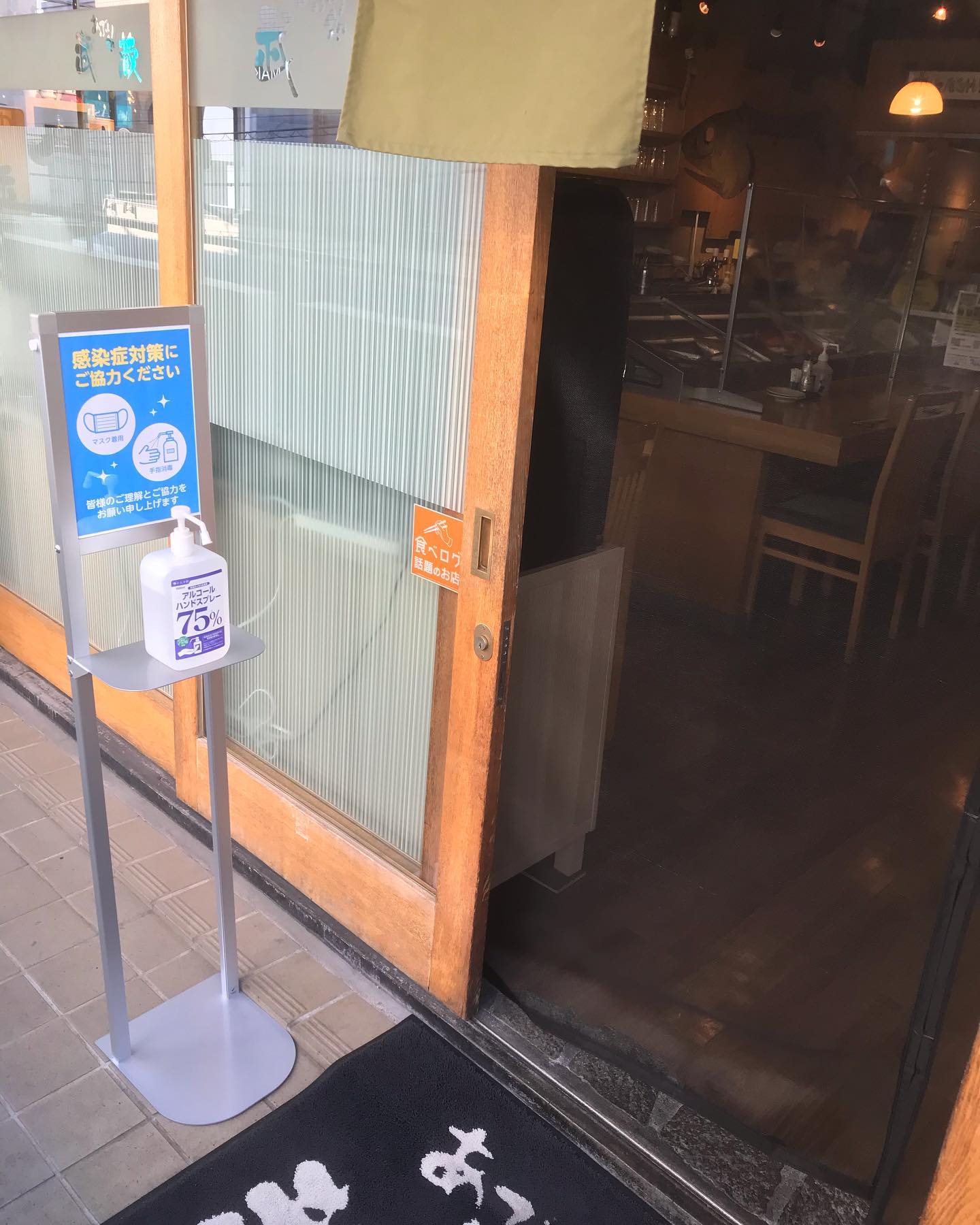 本日のランチも多くの方々にお越し頂きました‍♂️今宵も元気に粛々とスタートどの様な要請がでるかは分かりませんが、やれるべき事はしっかりやっていきたいと思いますそして、こんな安心安全な環境で飲むならコレ️Omine 3grain 愛山マスカットとライチの可愛らしく爽やかな甘酸っぱさが何とも愛山の芳醇な旨みも加わり最強というわけで今宵もお待ち申し上げ‍♂️‍♂️‍♂️‍♂️‍♀️#東京#吉祥寺#居酒屋#日本酒#日本酒好き#日本酒好きな人と繋がりたい #日本酒好きと繋がりたい #日本酒好き女子 #大嶺酒造#ohmine#ohmine3grain #感染症対策 #サケディプロマ#あぶり処武蔵