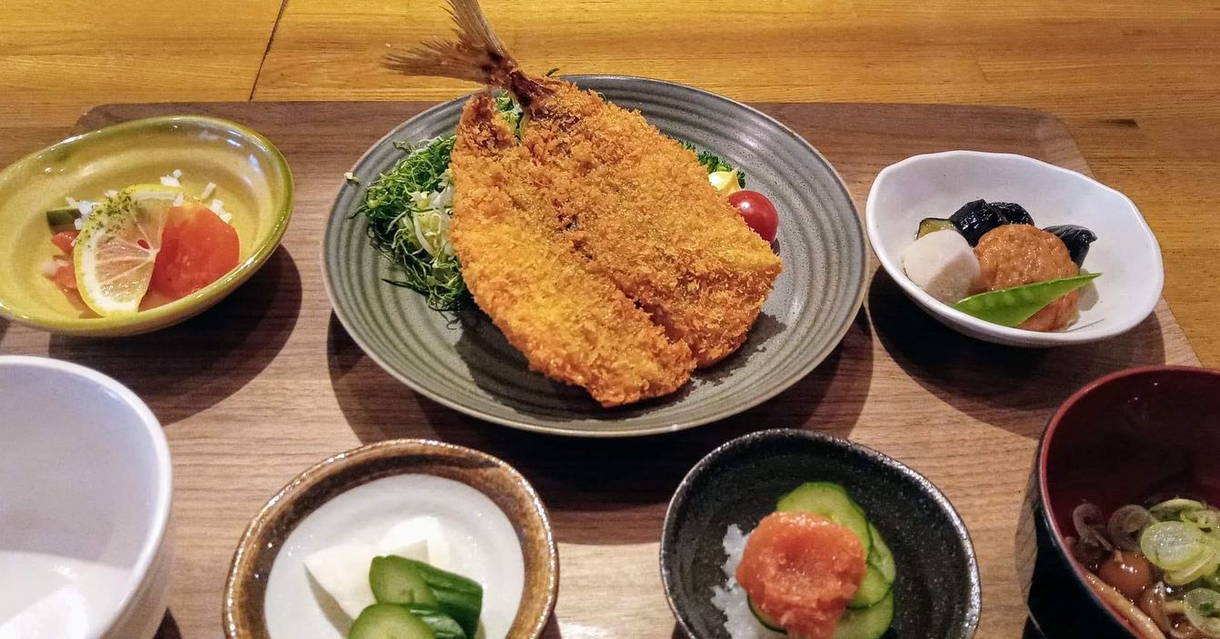 おはようございます今日のランチはコレ️アジフライ🥩牛サガリ焼き肉本日もお待ち申し上げ‍♂️‍♀️#東京#吉祥寺#居酒屋#ランチ#お昼ごはん#日替わりランチ#毎日変わるおかず#副菜も色々#炊きたてごはん#アジフライ#牛サガリ焼き肉#お刺身#お味噌汁#あぶり処武蔵ランチ#あぶり処武蔵