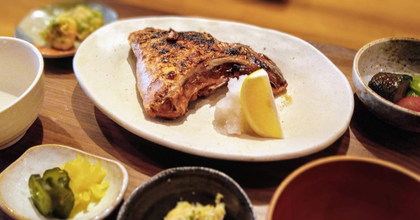 おはようございます今日のランチはコレ️ブリかま炭火焼き🥩牛たたき本日もお待ち申し上げ‍♂️‍♀️#東京#吉祥寺#居酒屋#ランチ#お昼ごはん#日替わりランチ#毎日変わるおかず#副菜も色々#炊きたてごはん#ブリかま#炭火焼き#牛たたき#お刺身#お味噌汁#あぶり処武蔵ランチ#あぶり処武蔵