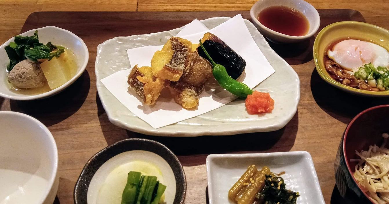 おはようございます今日のランチはコレ️アイナメの唐揚げ🥩トンテキそして、限定3食️真ハタかぶと煮付け本日もお待ち申し上げ‍♂️‍♀️#東京#吉祥寺#居酒屋#ランチ#お昼ごはん#日替わりランチ#毎日変わるおかず#副菜も色々#炊きたてごはん#アイナメの唐揚げ#トンテキ#真ハタかぶと煮付け#お刺身#お味噌汁#あぶり処武蔵ランチ#あぶり処武蔵