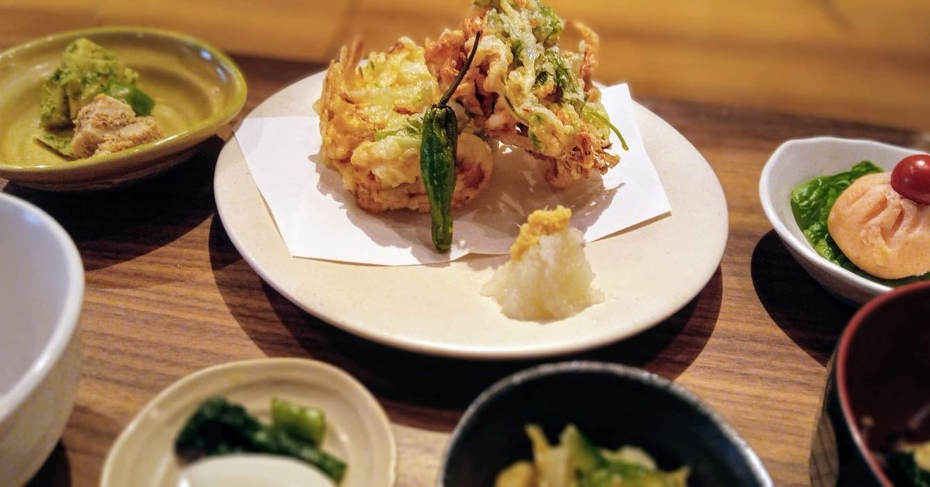 おはようございます今日のランチはコレ️桜海老と新玉葱のかき揚げ🥩ポークソテー本日もお待ち申し上げ‍♂️‍♀️#東京#吉祥寺#居酒屋#ランチ#お昼ごはん#日替わりランチ#毎日変わるおかず#副菜も色々#炊きたてごはん#桜海老と新玉葱のかき揚げ#ポークソテー#お刺身#お味噌汁#あぶり処武蔵ランチ#あぶり処武蔵