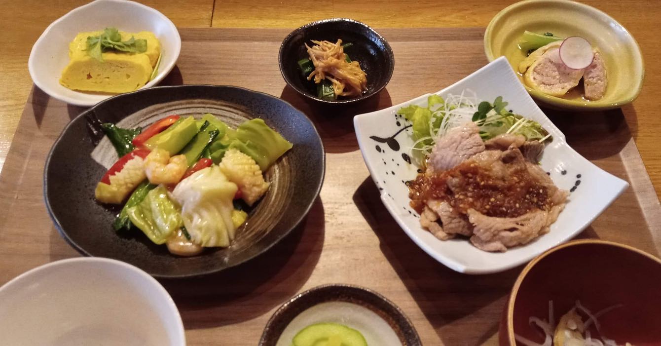 おはようございます今日のランチは勿論コレ️二刀流御膳海老イカ青菜の海鮮塩炒め🥩牛カルビ焼き肉そして、二重箱オードブル本日もお待ち申し上げ‍♂️‍♀️#東京#吉祥寺#居酒屋#ランチ#お昼ごはん#日替わりランチ#毎日変わるおかず#副菜も色々#炊きたてごはん#海鮮塩炒め#牛カルビ焼き肉#お刺身#お味噌汁#お弁当#お惣菜#オードブル#テイクアウト#あぶり処武蔵ランチ#あぶり処武蔵