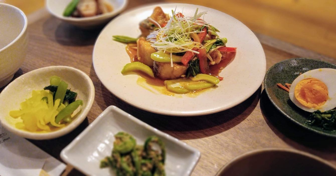 おはようございます今日のランチはコレ️太刀魚の唐揚げ甘酢あん掛け🥩牛しゃぶおろしポン酢本日もお待ち申し上げ‍♂️‍♀️#東京#吉祥寺#居酒屋#ランチ#お昼ごはん#日替わりランチ#毎日変わるおかず#副菜も色々#炊きたてごはん#太刀魚の唐揚げ甘酢あん掛け#牛しゃぶおろしポン酢#お刺身#お味噌汁#あぶり処武蔵ランチ#あぶり処武蔵