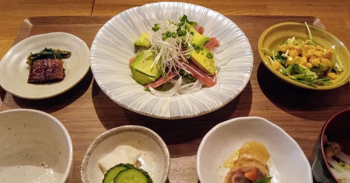おはようございます今日のランチはコレ️マグロとアボカドのユッケ🥩チキン南蛮本日もお待ち申し上げ‍♂️‍♀️#東京#吉祥寺#居酒屋#ランチ#お昼ごはん#日替わりランチ#副菜も色々#毎日変わるおかず#炊きたてごはん#マグロとアボカドのユッケ#チキン南蛮#お刺身#お味噌汁#あぶり処武蔵ランチ#あぶり処武蔵