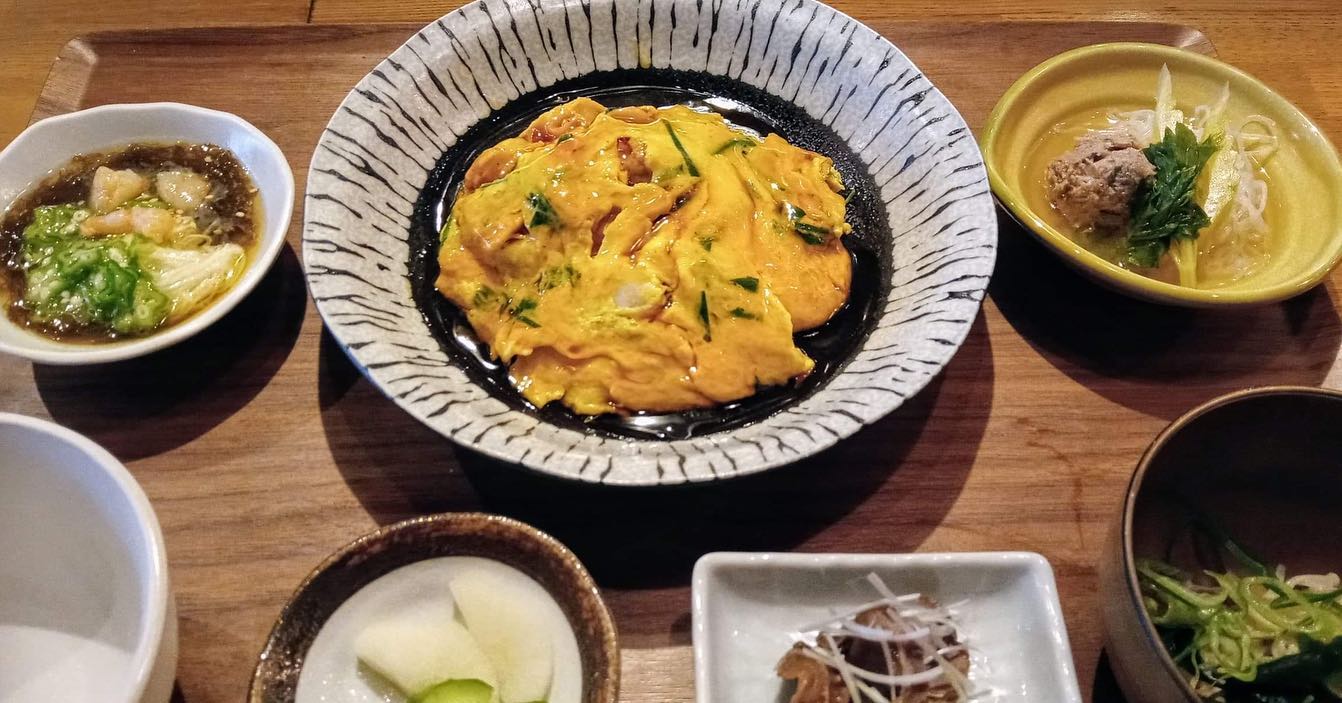 おはようございます今日のランチはコレ️ホタテ卵甘酢あん掛け🥩ローストポーク本日もお待ち申し上げ‍♂️‍♀️#東京#吉祥寺#居酒屋#ランチ#お昼ごはん#日替わりランチ#毎日変わるおかず#副菜も色々#炊きたてごはん#ローストポーク#ホタテ卵甘酢あん掛け#お刺身#お味噌汁#あぶり処武蔵ランチ#あぶり処武蔵