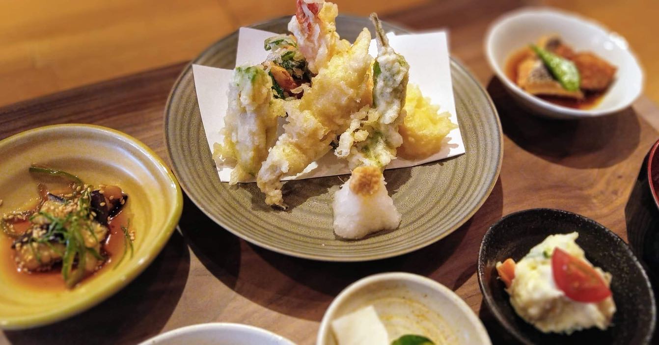 おはようございます今日のランチはコレ️桜海老のかき揚げと穴子と海老の天ぷら🥩牛バラ焼き肉本日もお待ち申し上げ‍♂️‍♀️#東京#吉祥寺#居酒屋#ランチ#お昼ごはん#日替わりランチ#毎日変わるおかず#副菜も色々#炊きたてごはん#かき揚げ#天ぷら#牛バラ焼き肉#お刺身#お味噌汁#あぶり処武蔵ランチ#あぶり処武蔵