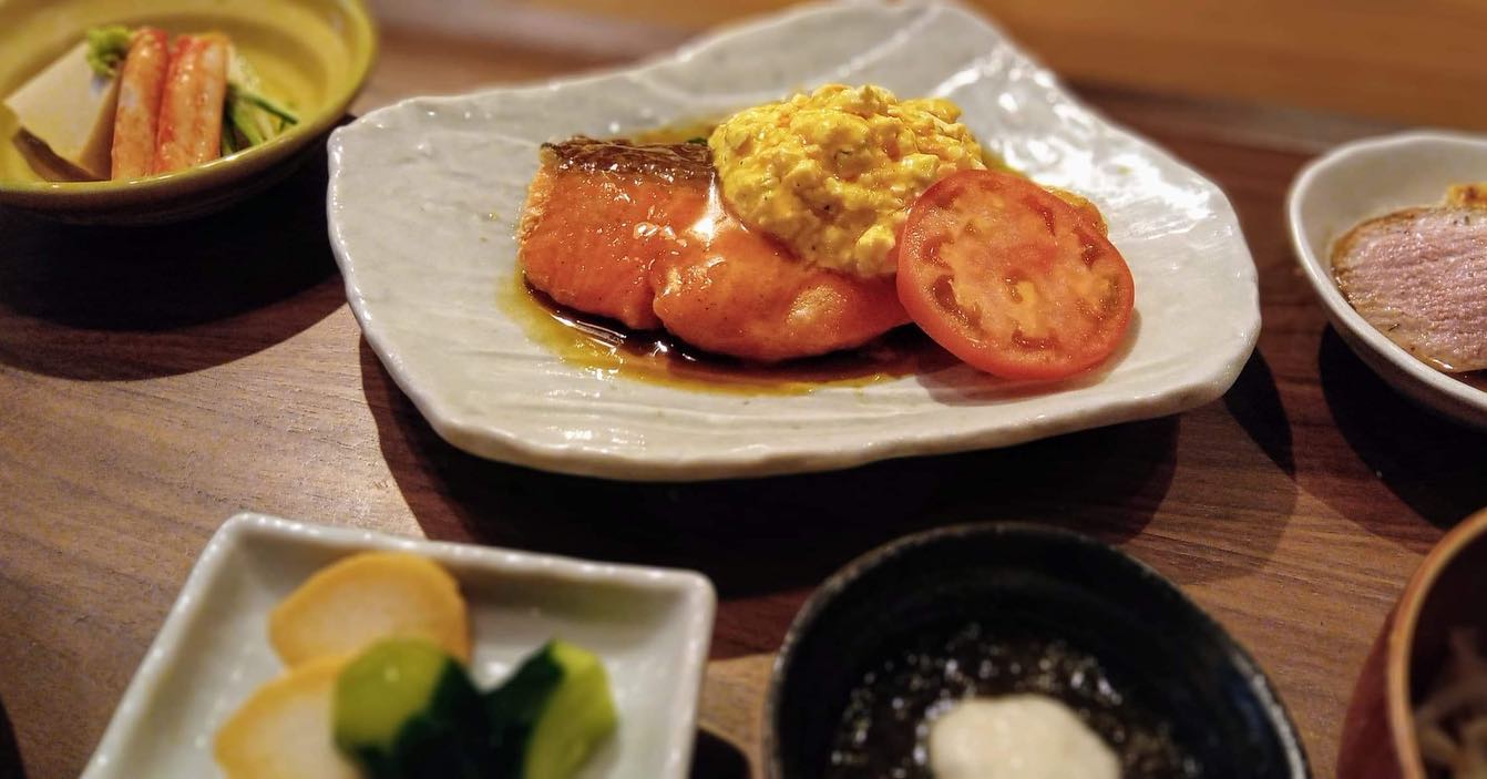 おはようございます今日のランチはコレ️サーモン南蛮タルタル🥩和風おろしハンバ〜〜グ本日もお待ち申し上げ‍♂️‍♀️#東京#吉祥寺#居酒屋#ランチ#お昼ごはん#日替わりランチ#毎日変わるおかず#副菜も色々#炊きたてごはん#サーモン南蛮タルタル#和風おろしハンバーグ#お刺身#お味噌汁#あぶり処武蔵ランチ#あぶり処武蔵